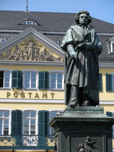 Beethoven-Stadt: Denkmal vor dem Fürstenberg Palais